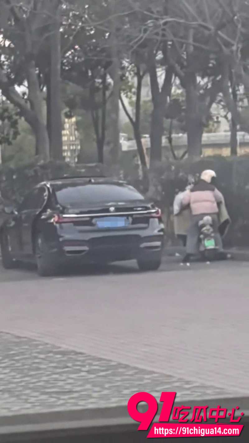 瓜友投稿路边偶遇最新嫖娼方式骑电动车上门路边车震9
