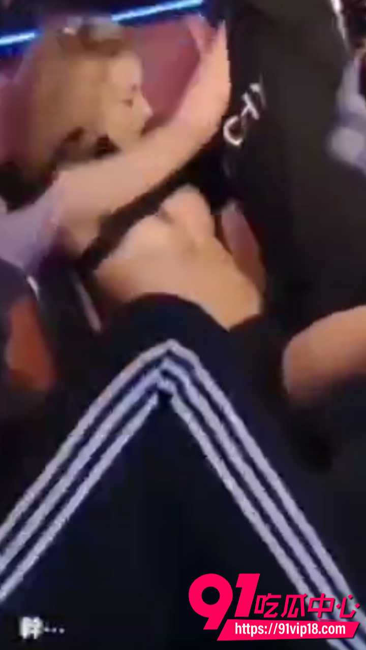 台中酒吧妹子当众脱裤2