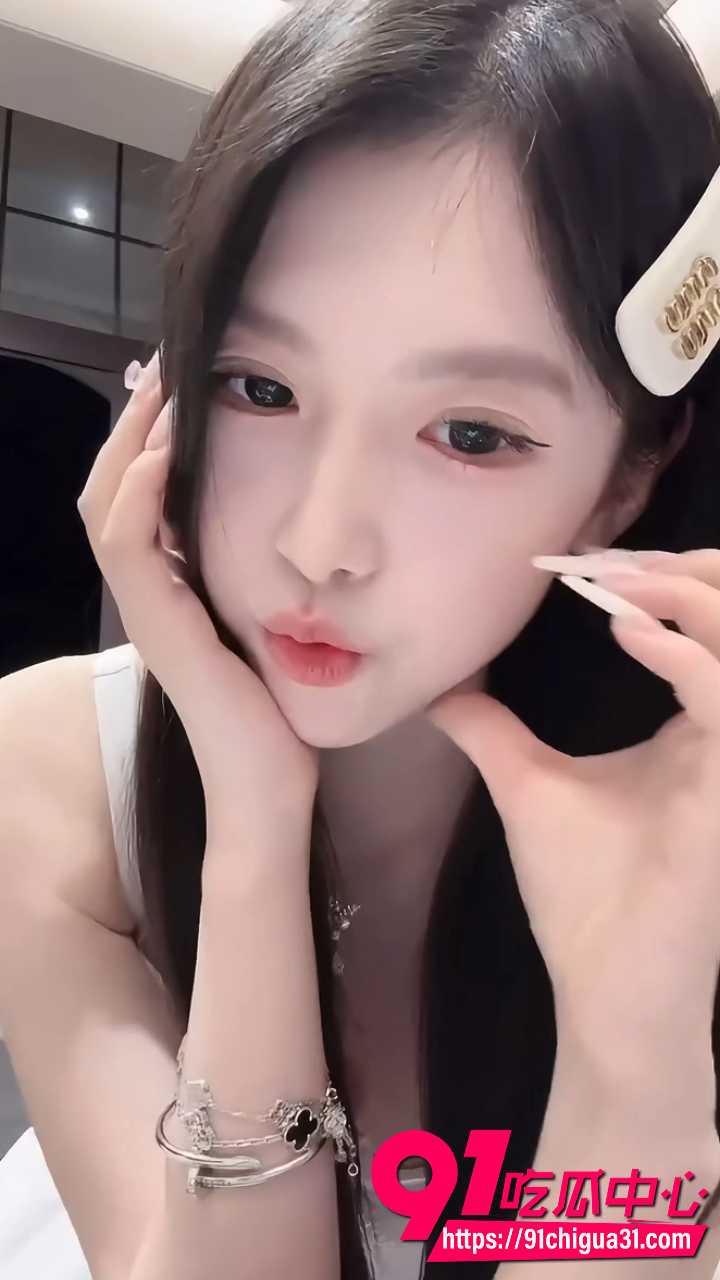 网红萧萧不吃辣直播时故意走光8