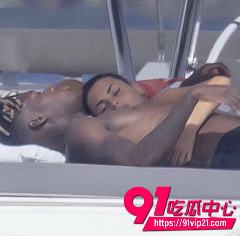 西班牙队男球员尼科威廉姆斯世界杯刚夺冠就和交往两年的女友分手直接带多名女子上游艇开趴28