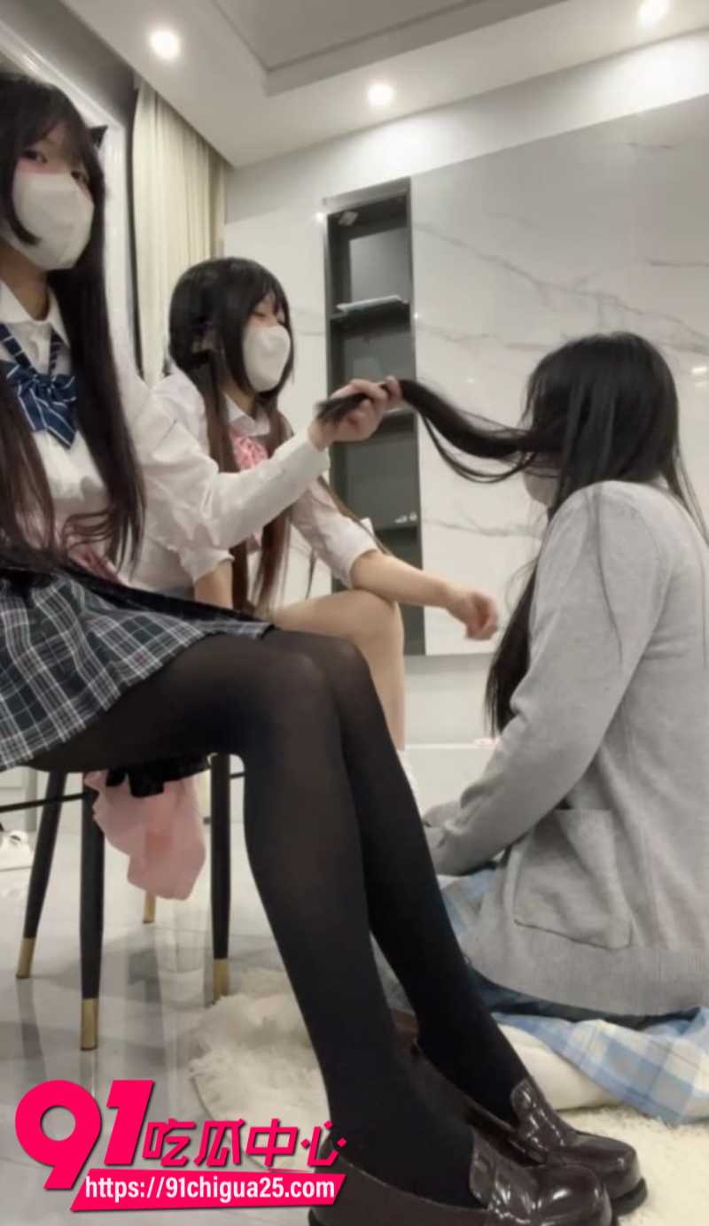 精神小妹身穿JK制服把女同学调教成母狗2