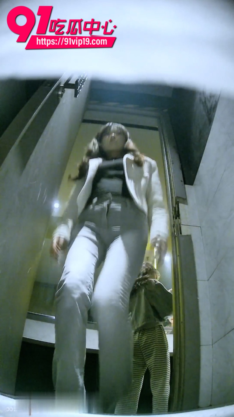 厕拍大神在夜场女厕所偷拍坐台女不雅尿尿画面1