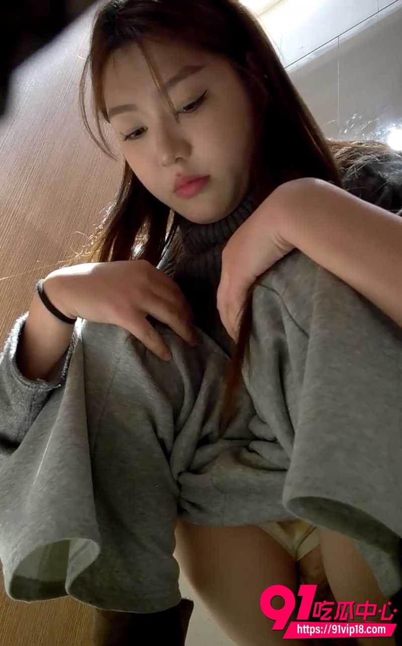 酒吧女厕全景偷拍 6