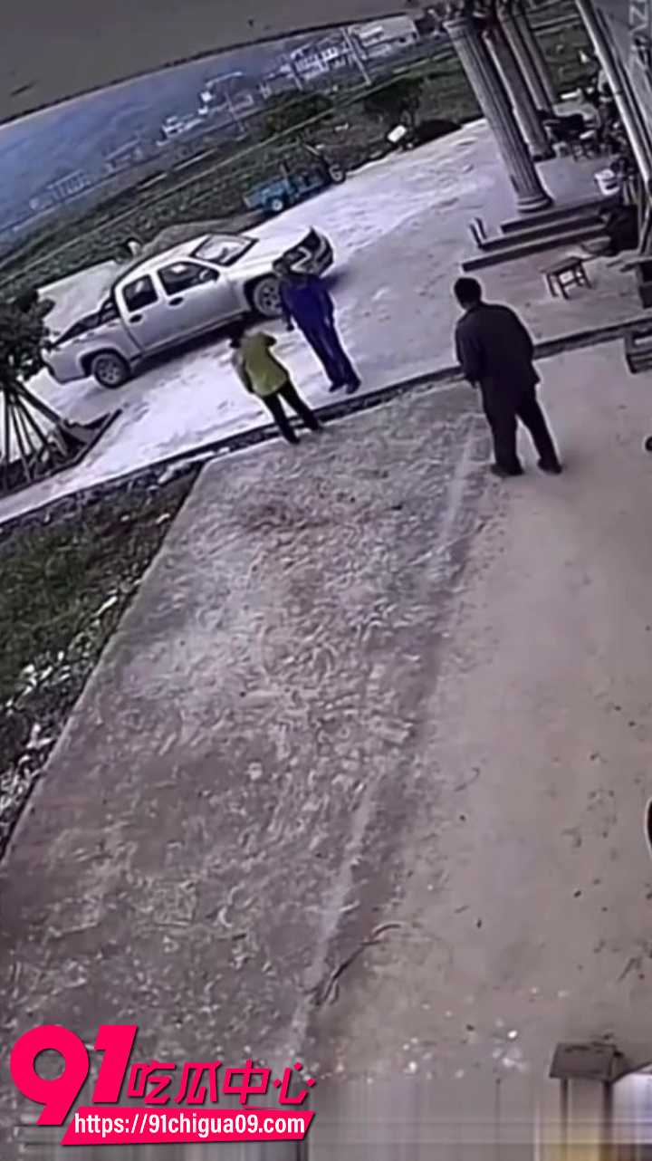 农村老汉棍棒武士决斗血腥狠砸1