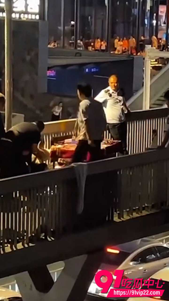 武汉司门口天桥城管打人5