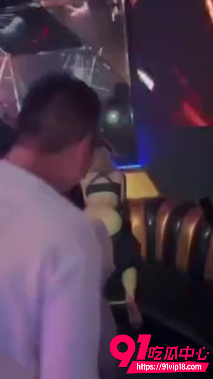 台中酒吧妹子当众脱裤7