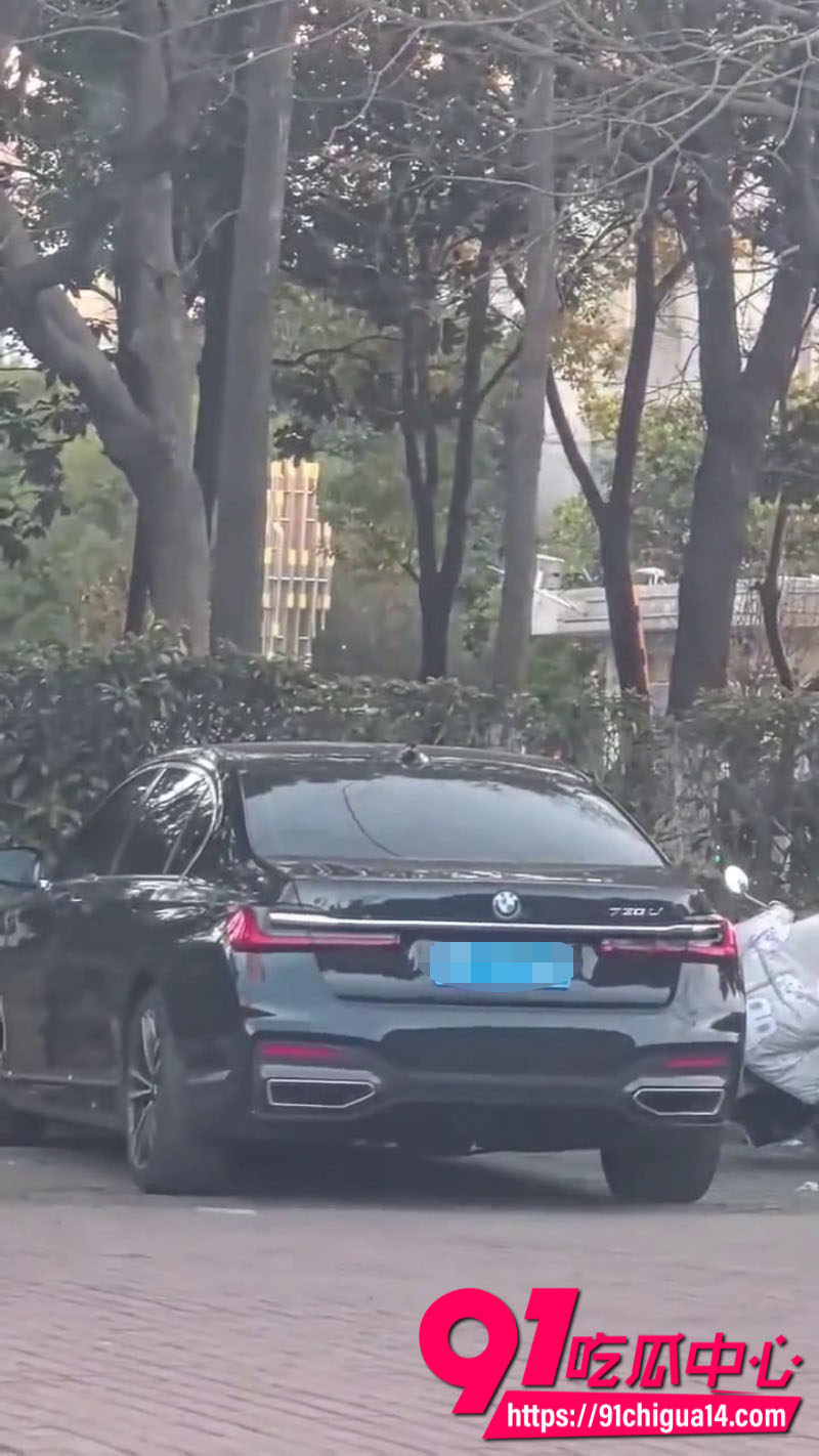 瓜友投稿路边偶遇最新嫖娼方式骑电动车上门路边车震4