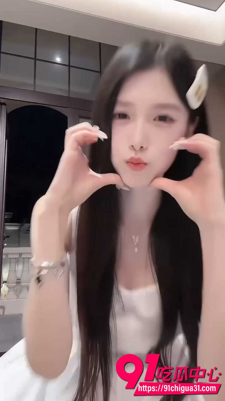 网红萧萧不吃辣直播时故意走光7