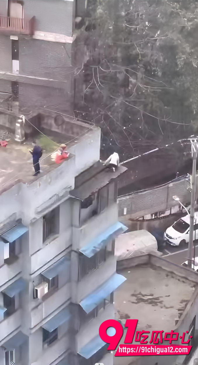 重庆男子楼顶轻生事件1