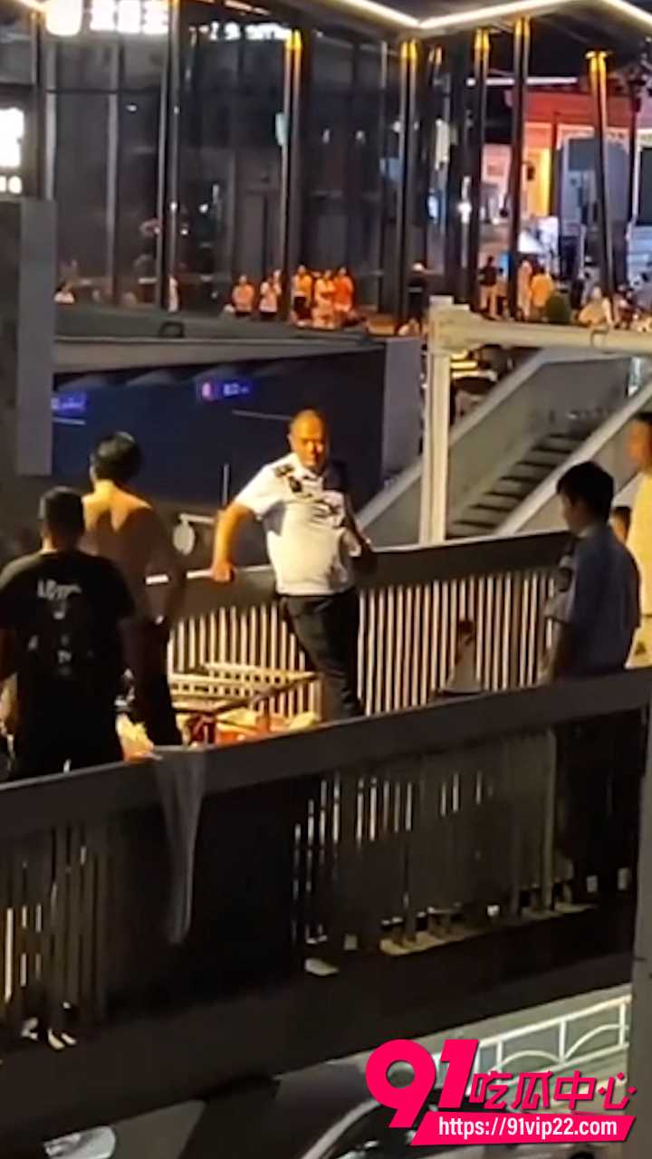 武汉司门口天桥城管打人7