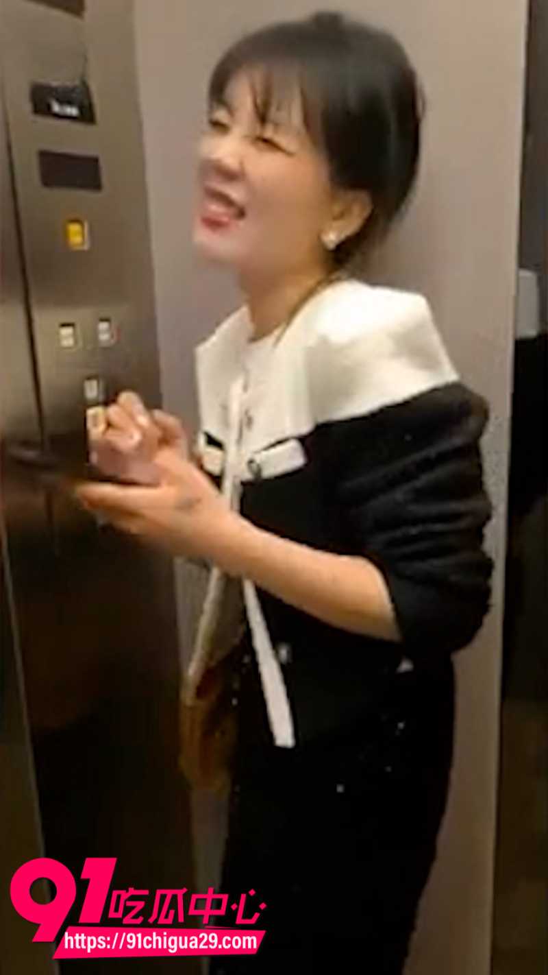 短发少妇表面镇定下体骚穴却被插入高频跳蛋2