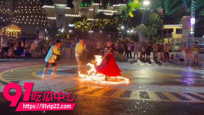 江苏徐州乐园演出突发惨剧女演员表演火裙舞裙摆爆燃瞬间秒变火球1