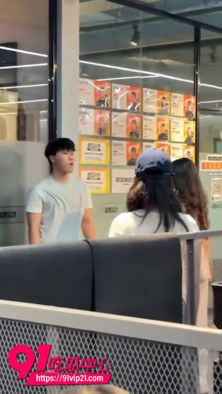 哥们脚踏两只船被找上门10