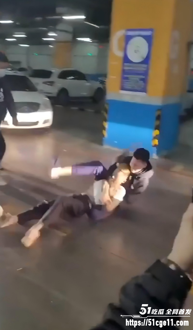 精神小伙地下车库挑衅被暴揍04
