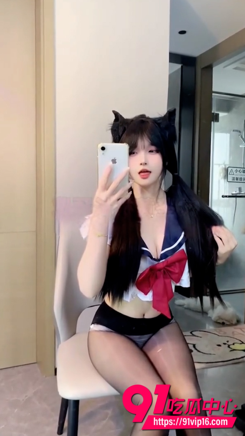 抖音5.6W粉丝女网红小七身穿情趣JK定制骚舞福利5