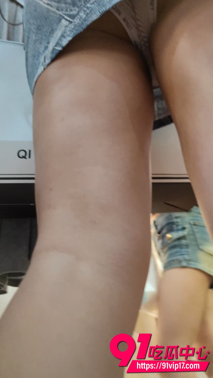 抄底小姐姐裙底视频 5