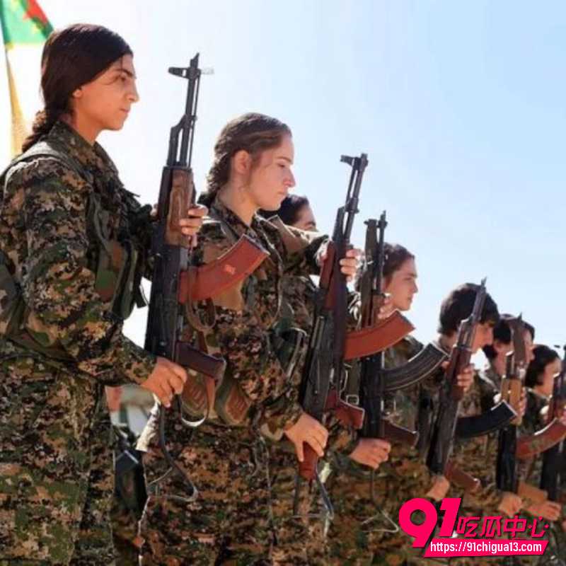 叙利亚政府倒台 HTS对当地武装女兵清算场面 残忍现场视频曝光7